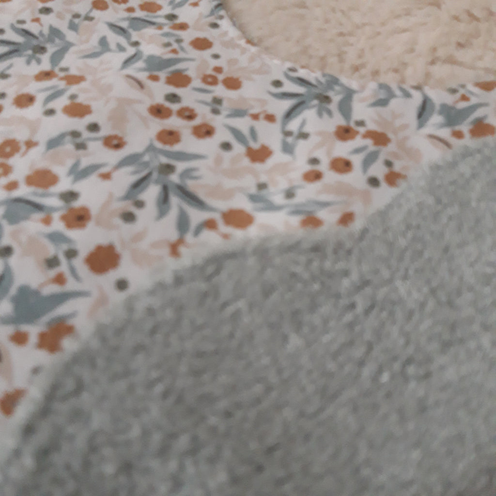 Bavoir fleur bambou - fleurs beiges et bleues