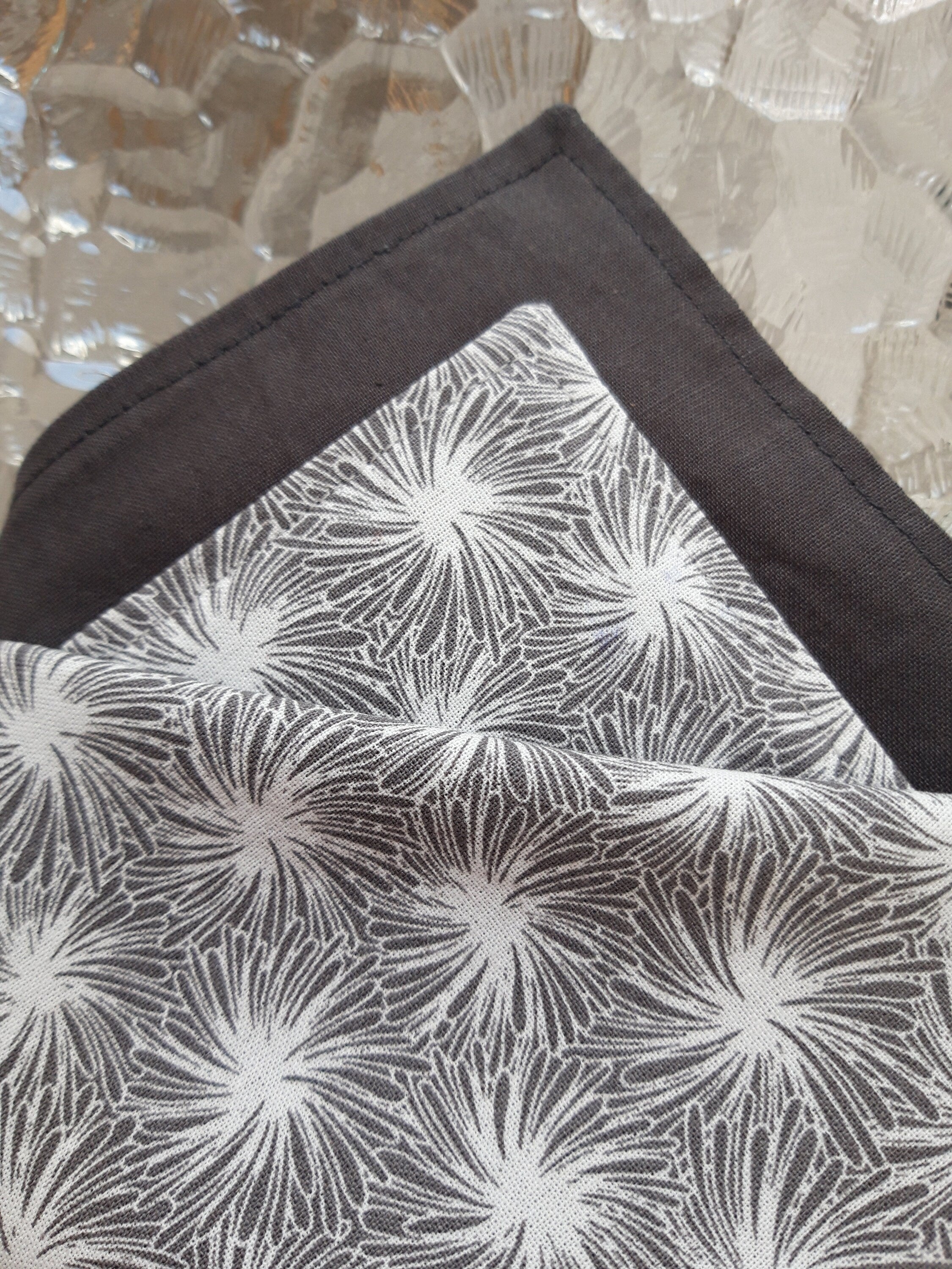 Serviette de table géométrique gris