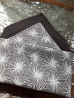 Serviette de table géométrique gris