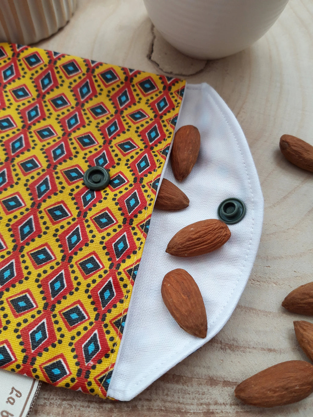 Petite pochette enduite armée géométrique jaune