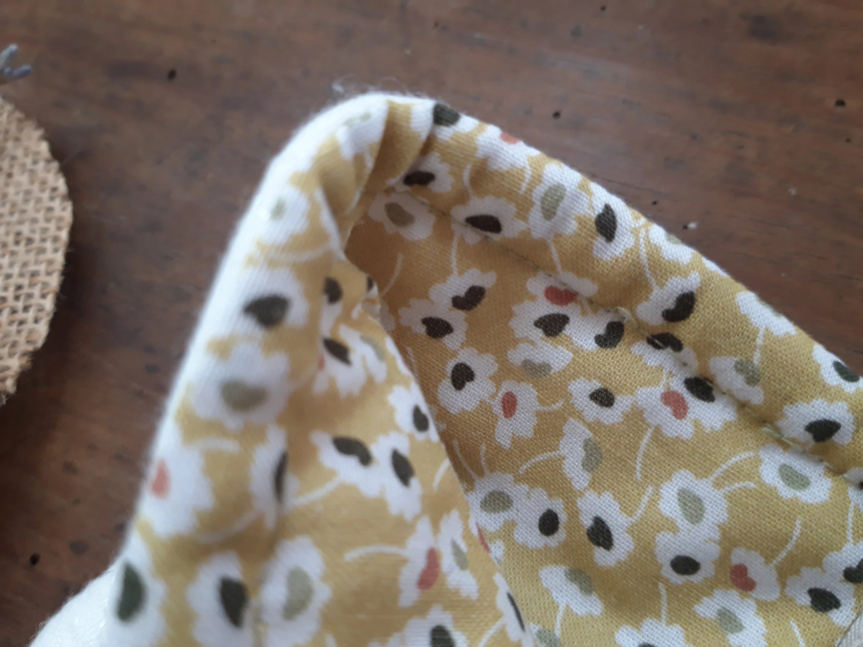 Pochette à livres blanc et fleurs vertes