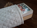 Pochette à livres blanc et feuilles rouges