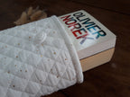 Pochette à livres blanc et feuilles rouges
