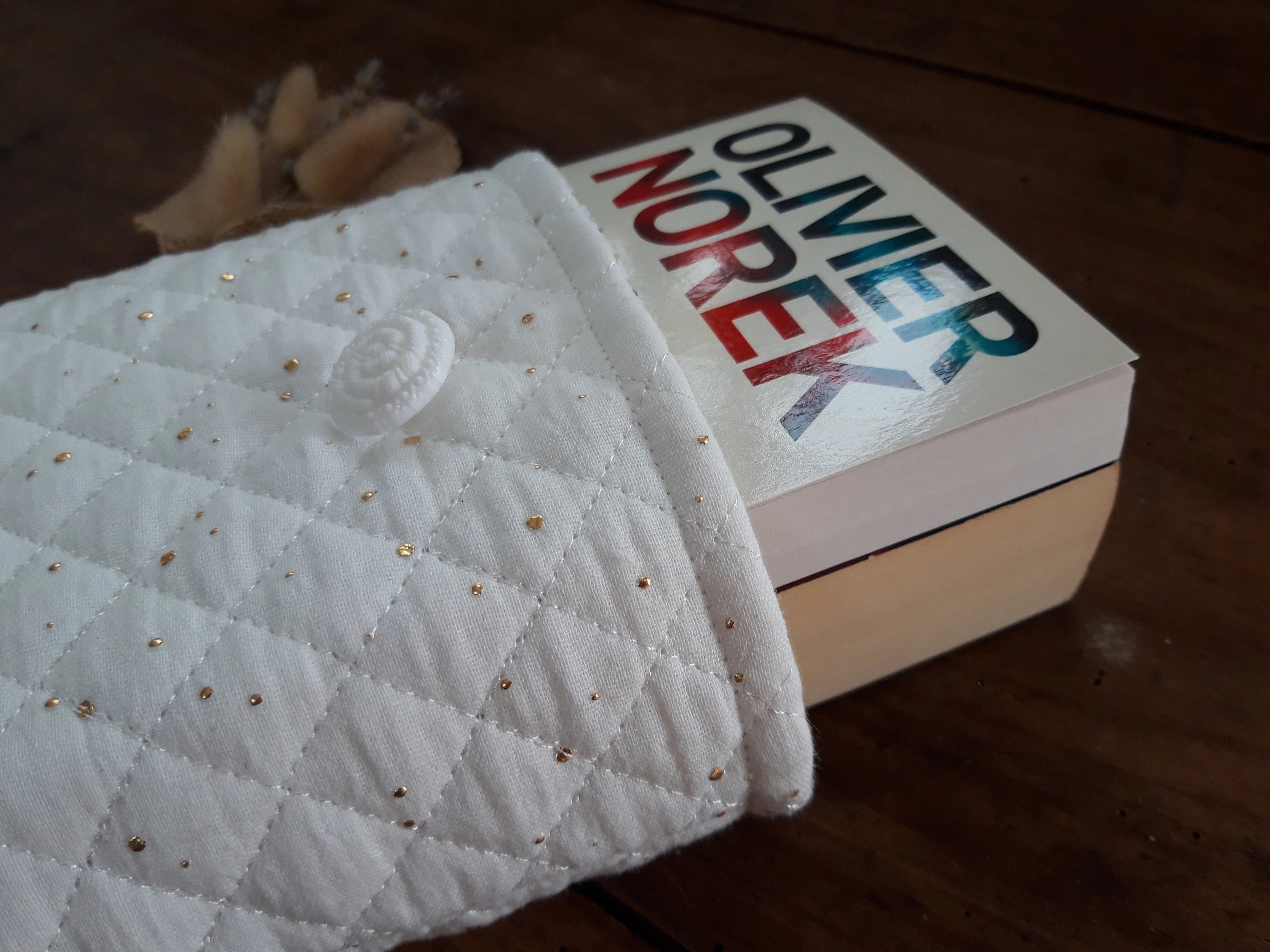 Pochette à livres blanc et feuilles rouges