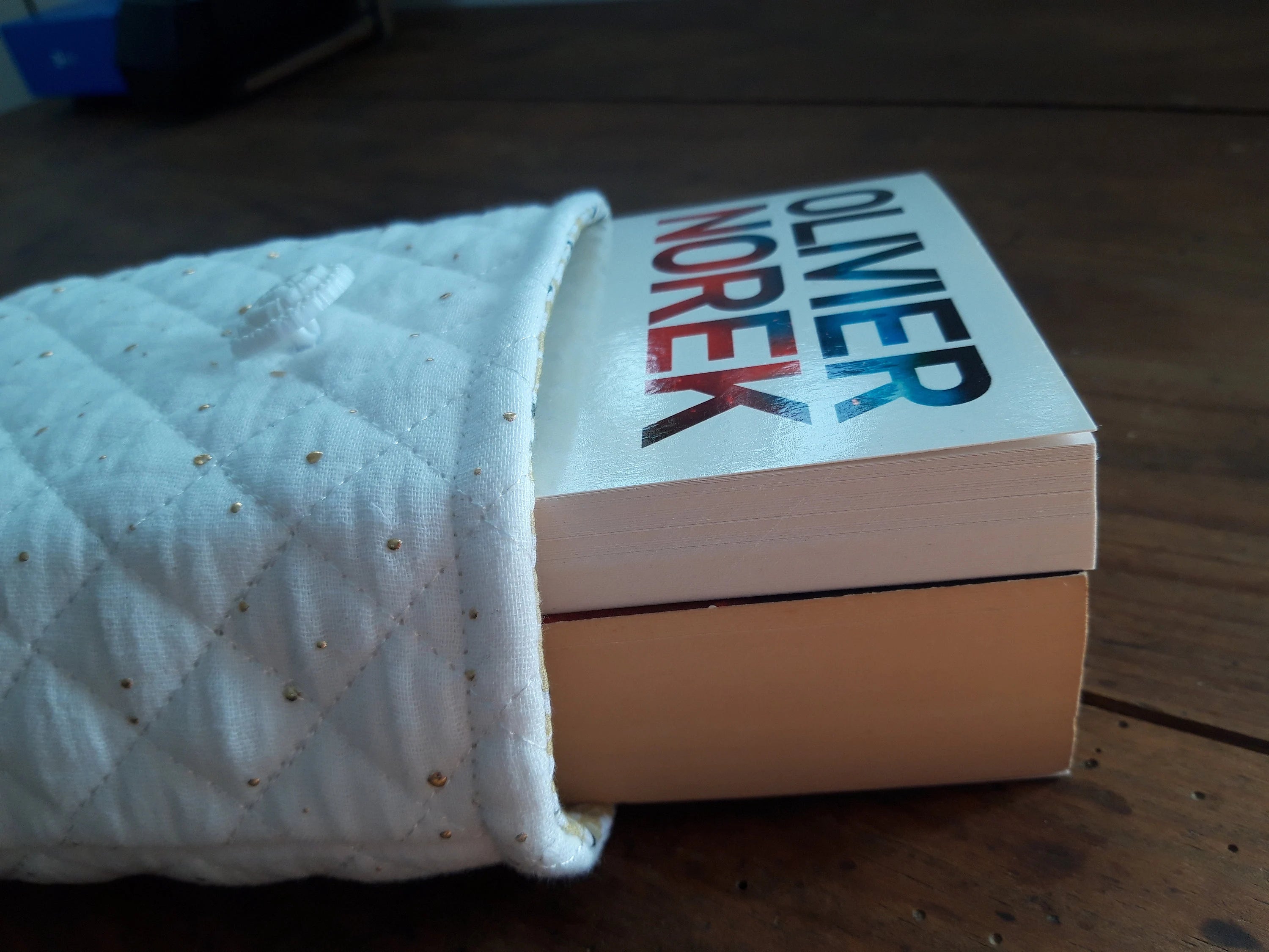 Pochette à livres blanc et feuilles rouges