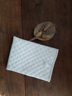 Pochette à livres blanc et feuilles rouges