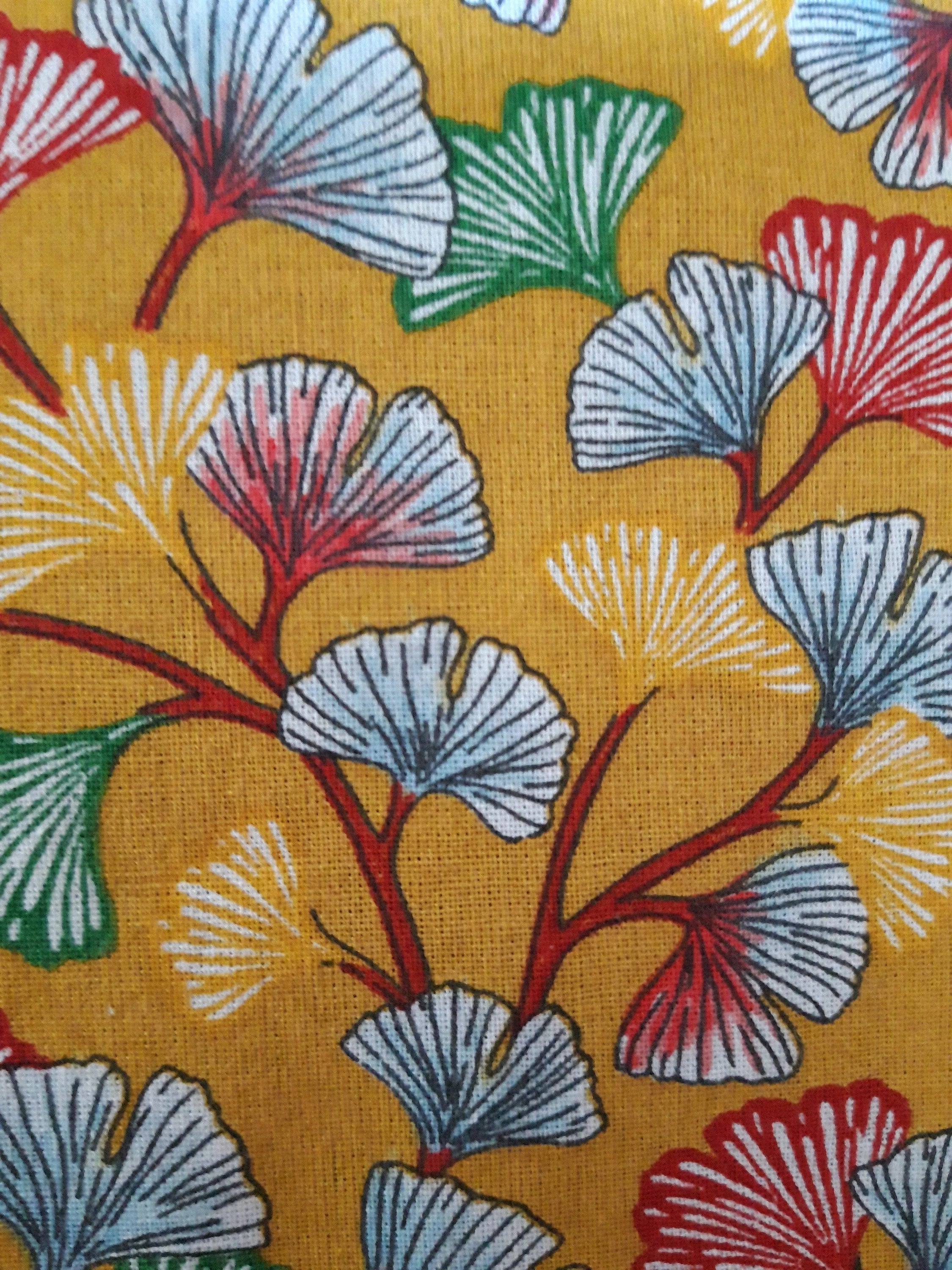 Pochette à livres blanc et feuilles rouges