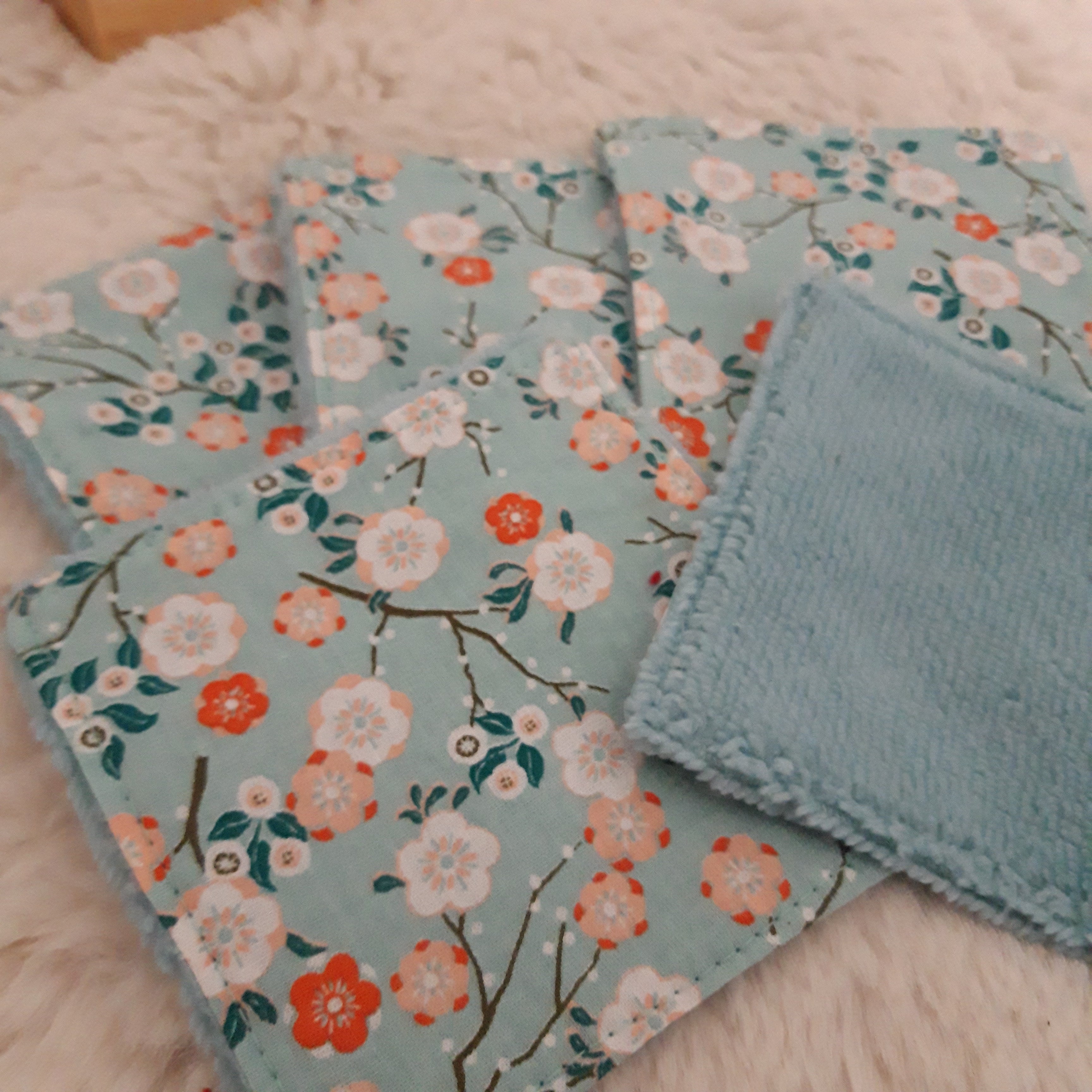 Lot de 5 lingettes fleurs bleues et blanches