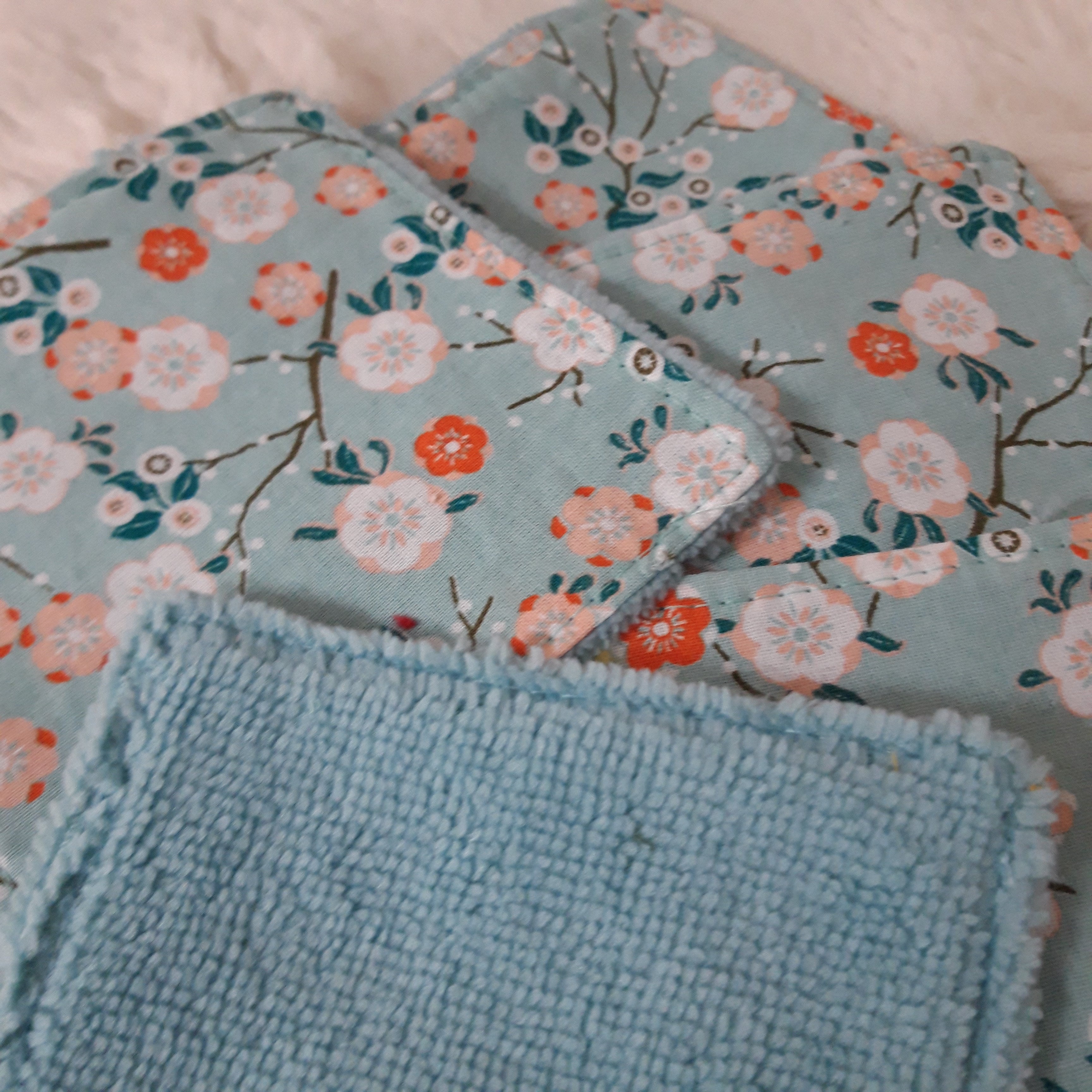 Lot de 5 lingettes fleurs bleues et blanches