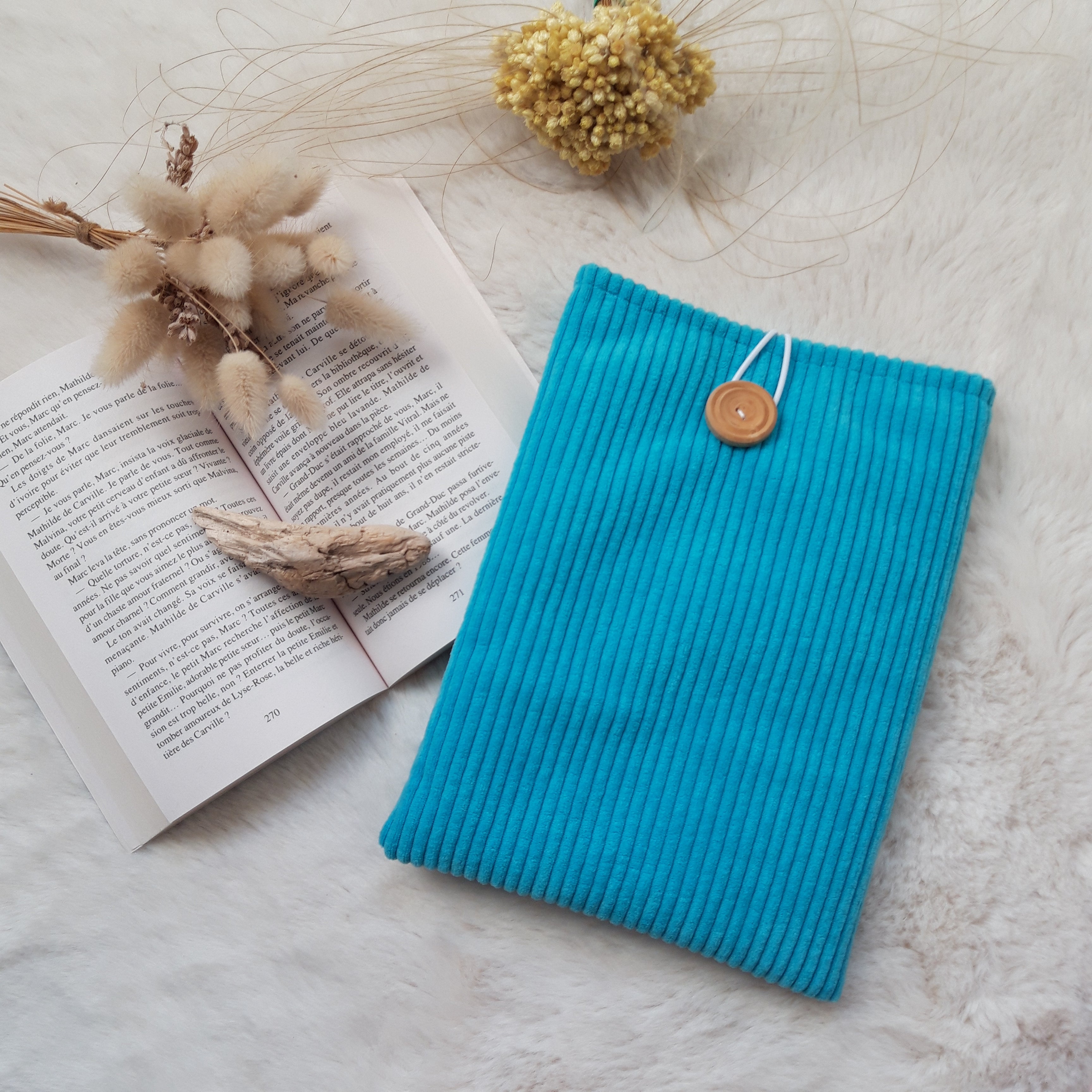 Pochette à livres velours bleue ciel et petites fleurs