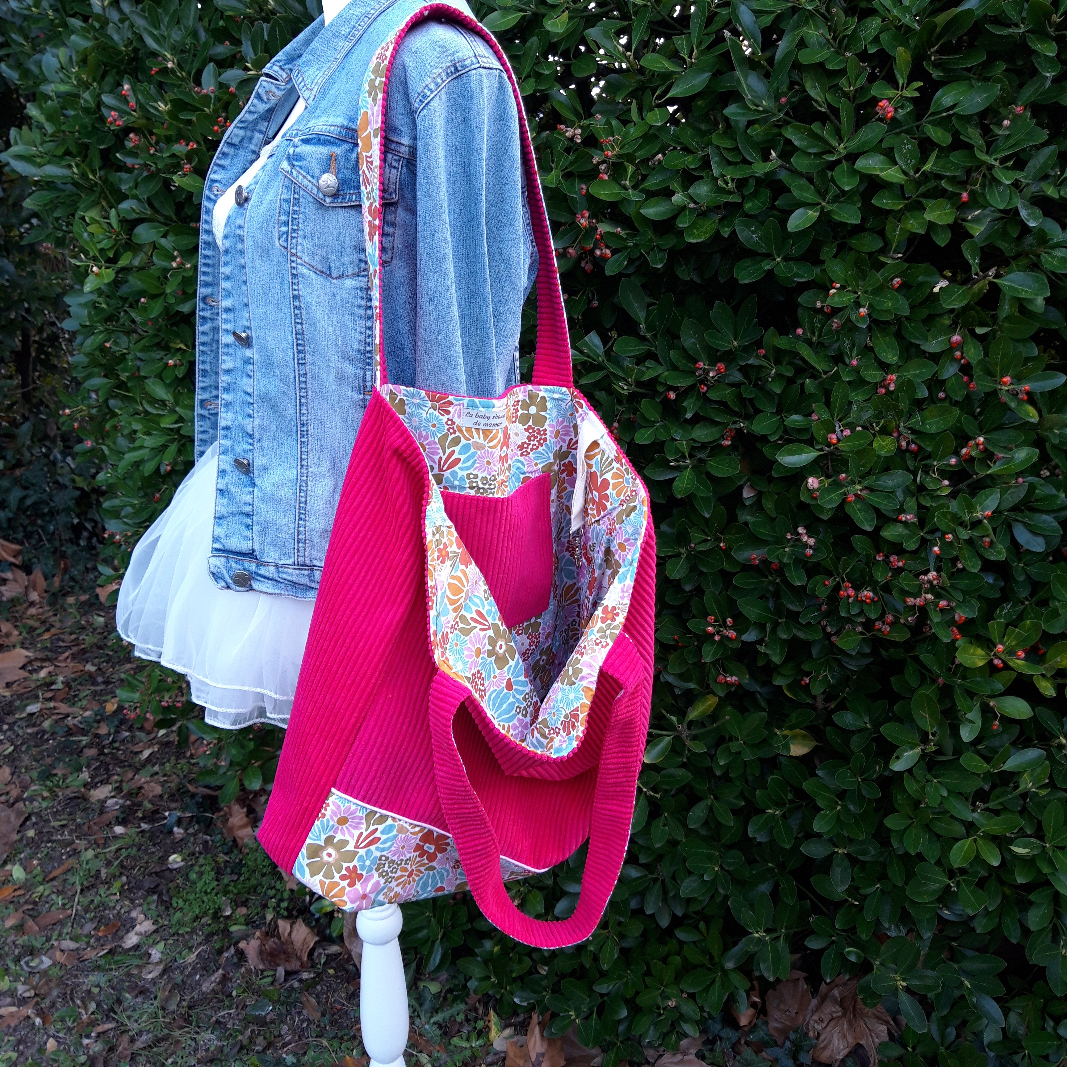 sac-cabas-velours-poche-accroche-cle-baby-shower-maman-fuschia-fleur