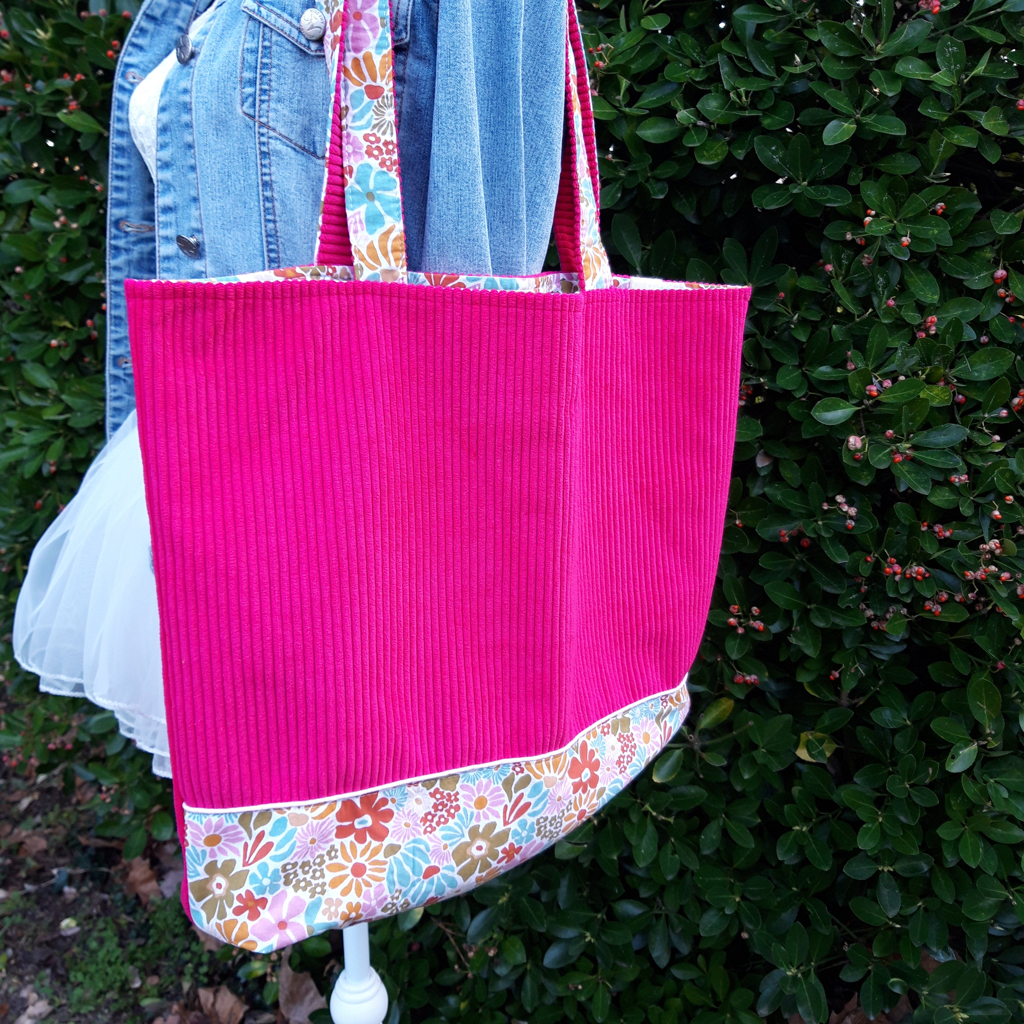 sac-cabas-velours-poche-accroche-cle-baby-shower-maman-fuschia-fleur