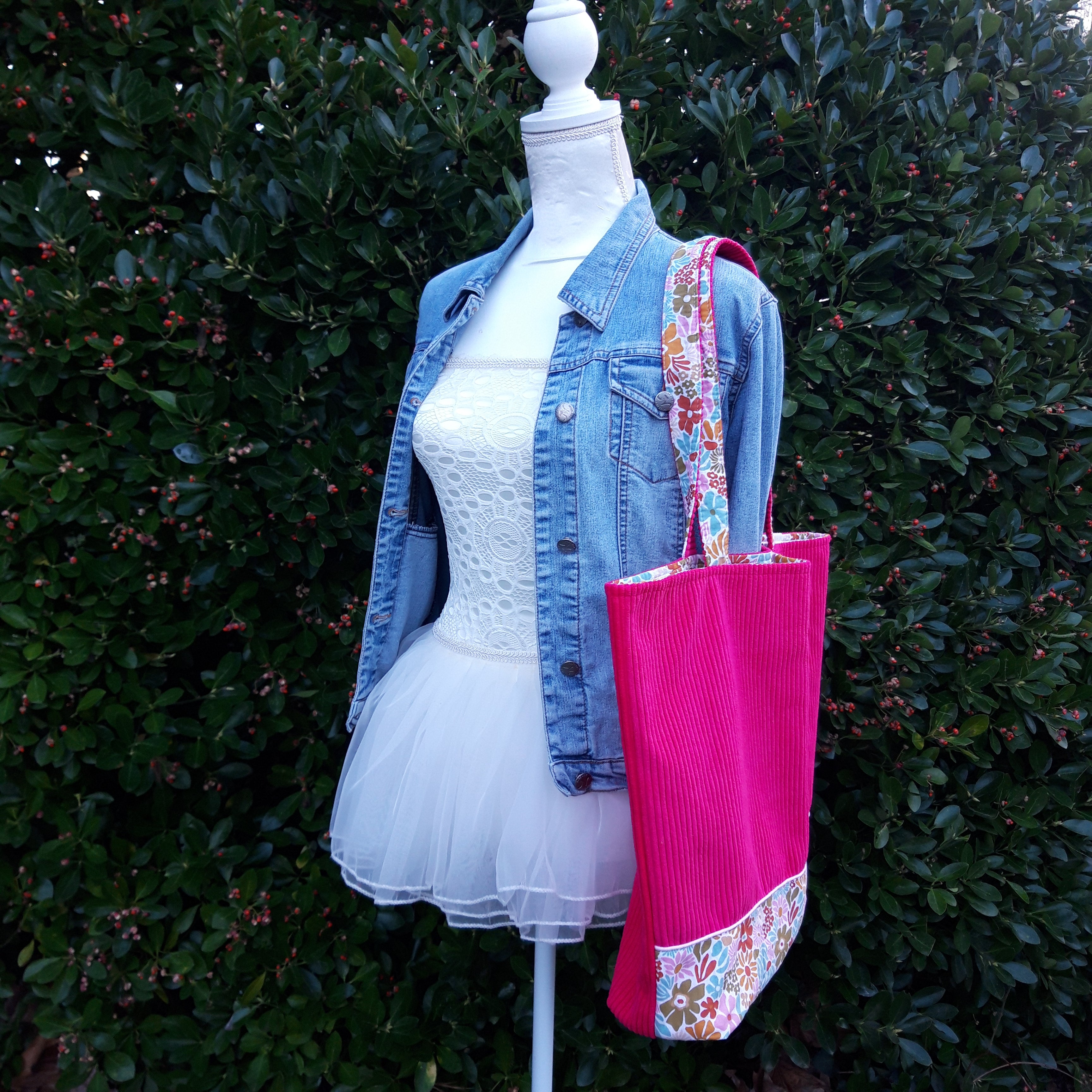 sac-cabas-velours-poche-accroche-cle-baby-shower-maman-fuschia-fleur