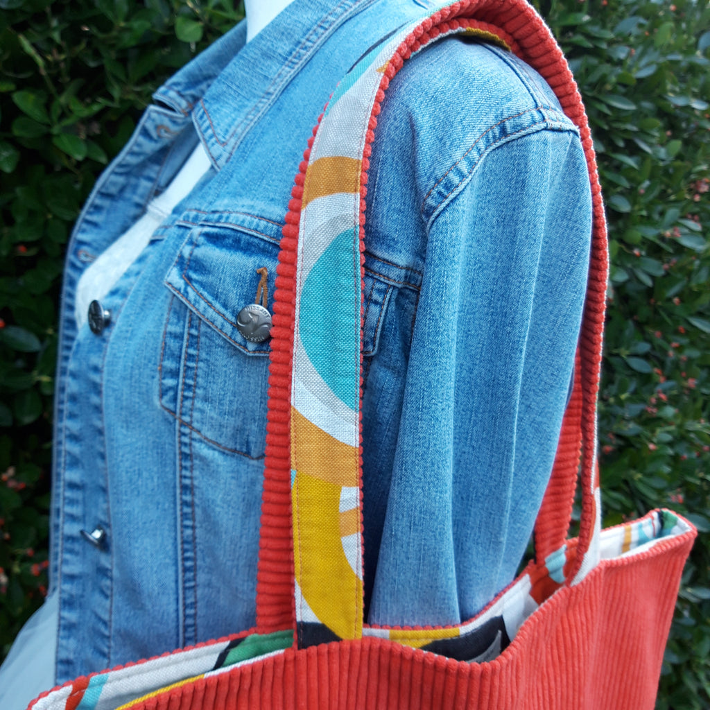 sac-cabas-velours-poche-accroche-cle-baby-shower-maman-orange-géométrique
